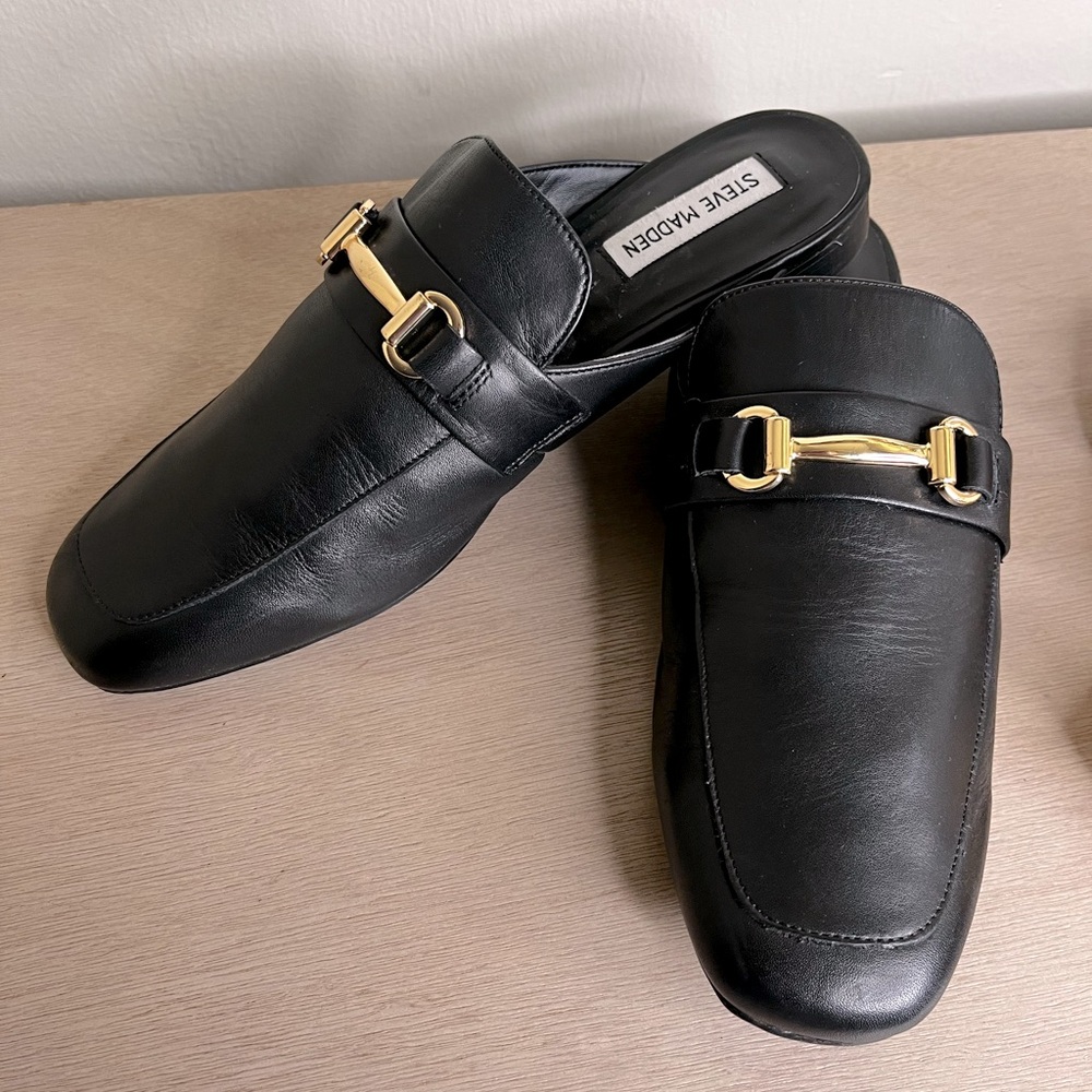 ⚜️ Black Steve Madden Leather Loafer / Flats / Slip-Ons w/ Gold Bit Detail ⚜️